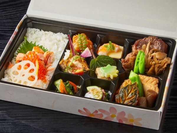 「彩幕の内弁当」黒毛和牛すき焼きと鮭といくらの親子飯