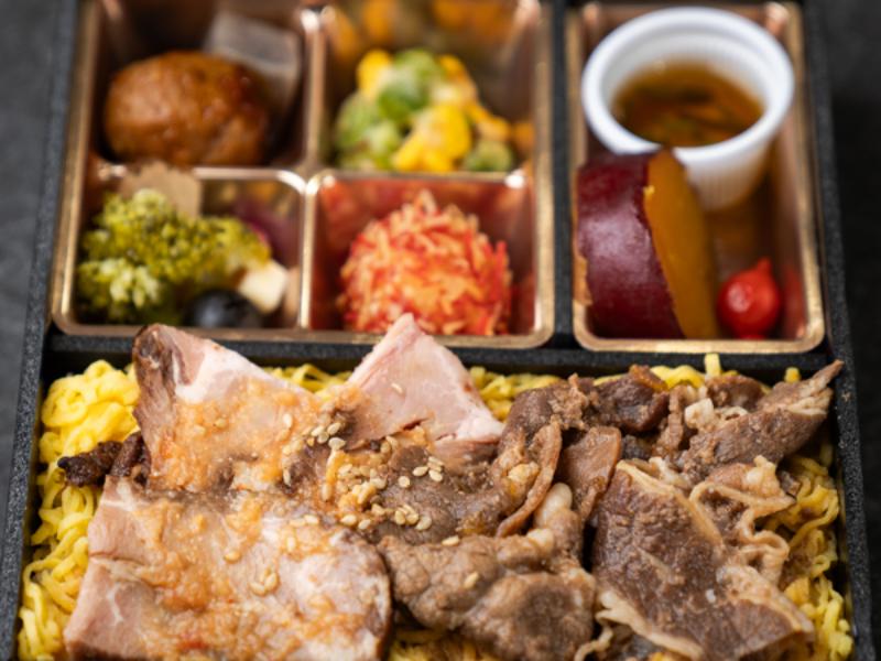 秋田八幡平ポークの味噌焼きと牛バラ宝石弁当
