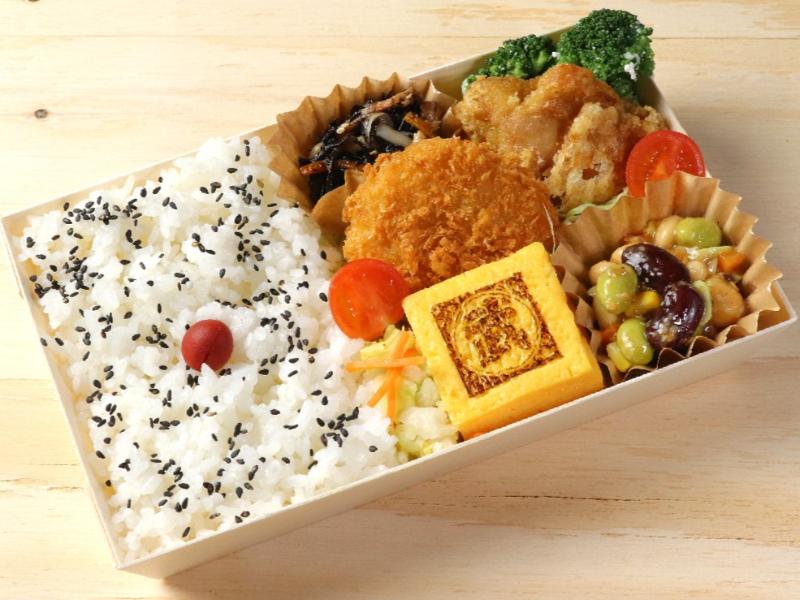 丸武玉子焼きと特製コロッケ謹製弁当